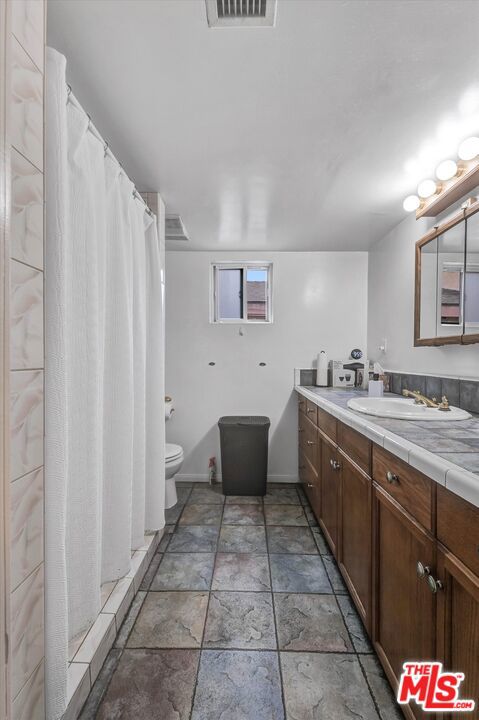 2463 Easy Avenue, Long Beach CA: https://media.crmls.org/mediaz/6c8f0b9f-8d29-4088-af0f-83d42da81f39.jpg