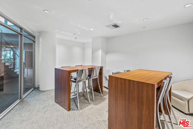 13700 MARINA POINTE Drive, Marina del Rey CA: https://media.crmls.org/mediaz/6c8f62d4-27b9-4b3c-a38c-d9fe5fac3207.jpg
