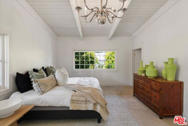1100 Pine Drive, Beverly Hills CA: https://media.crmls.org/mediaz/6c8f80de-5b7c-4857-8538-4627fa64bdd1.jpg
