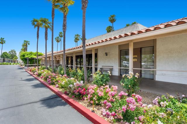 5001 W Florida Avenue, Hemet CA: https://media.crmls.org/mediaz/6c90ff77-26d6-4a6f-be22-222933fabaa0.jpg