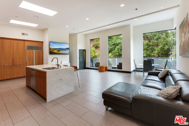 2929 Passmore Drive, Los Angeles CA: https://media.crmls.org/mediaz/6c9210f9-7088-4fe8-a354-595e2cbcbccb.jpg