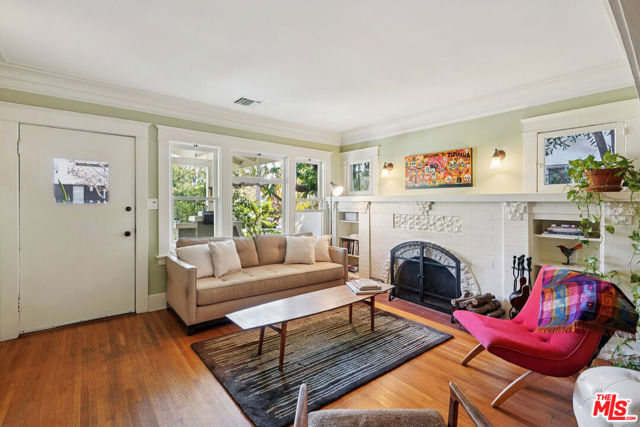 813 Crestmoore Place, Venice CA: https://media.crmls.org/mediaz/6c92829c-36d2-4585-aadf-4604efa9e296.jpg