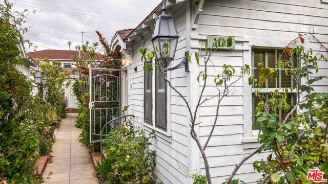 1111 12th Street, Santa Monica CA: https://media.crmls.org/mediaz/6c92d5db-4c04-4c72-b9de-b2f3596cb5fc.jpg