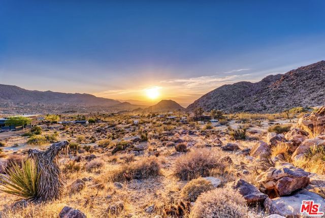 63131 Rocking Chair Road, Joshua Tree CA: https://media.crmls.org/mediaz/6c939eab-eb20-4e57-8c6a-bb0001a5affe.jpg