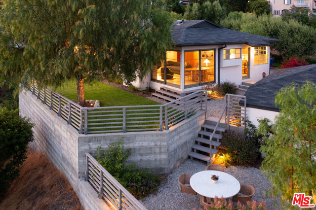 5514 Ridge Oak Drive, Los Angeles CA: https://media.crmls.org/mediaz/6c940c74-02bd-4c3c-9503-24077f672a27.jpg