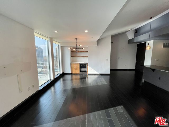 655 S Hope Street, Los Angeles CA: https://media.crmls.org/mediaz/6c96022a-fa1d-4523-90be-9ee21fd6e08c.jpg