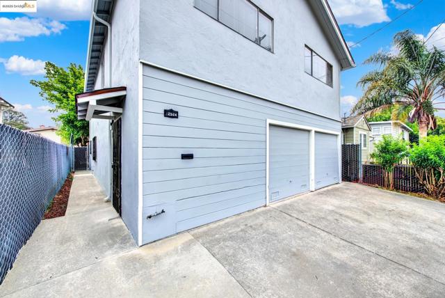 2524 Parker Ave, Oakland CA: https://media.crmls.org/mediaz/6c9623a5-6c6d-438a-8120-9ca33825fee1.jpg