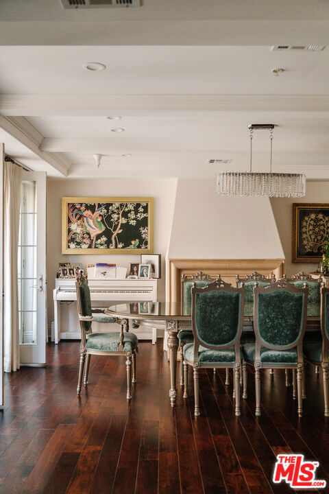 1835 Pandora Avenue, Los Angeles CA: https://media.crmls.org/mediaz/6c9715c6-2c43-436f-a182-62cfbb292c31.jpg