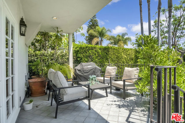 116 N Palm Drive, Beverly Hills CA: https://media.crmls.org/mediaz/6c9718c5-774e-4899-8dd0-eee12975e916.jpg