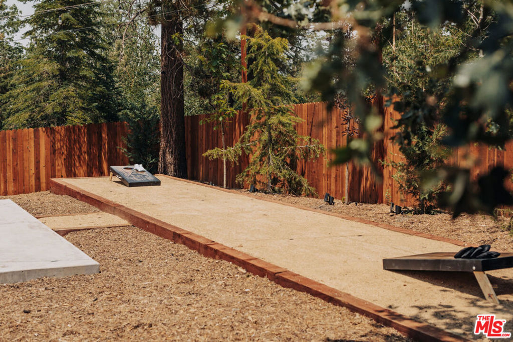 https://media.crmls.org/mediaz/6c973a3c-fc2e-4a04-9634-de0b0b8c24d3.jpg?preset=X-Large