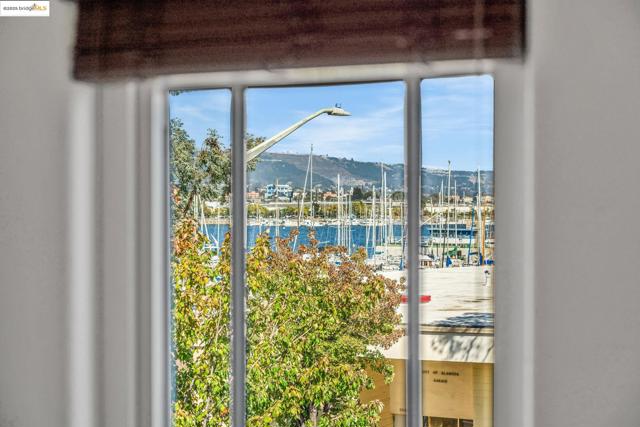 1623 Fortmann Way, Alameda CA: https://media.crmls.org/mediaz/6c975c9a-ffd4-4093-b80f-7dbe99500572.jpg