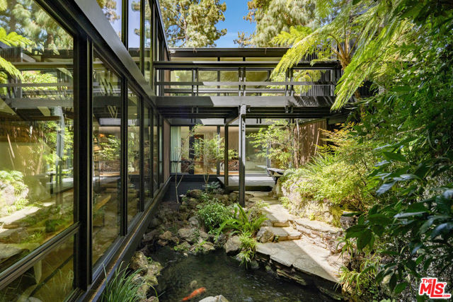 900 Napoli Drive, Pacific Palisades CA: https://media.crmls.org/mediaz/6c97de5c-232c-4d07-bd89-17b7517439ae.jpg