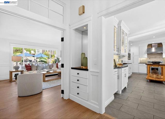 Image 4 of 60 For 976 Richard Ln