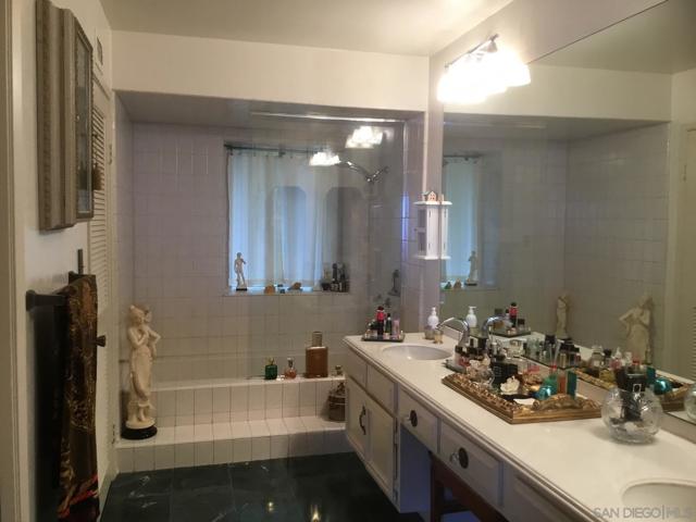6645 Caminito Scioto, La Jolla CA: https://media.crmls.org/mediaz/6c98668f-0aaf-4367-acbe-b98067b8f683.jpg