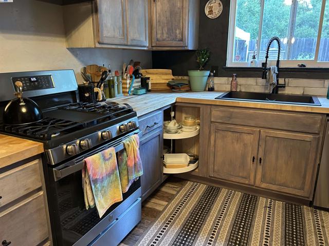 5913 Woodleigh Dr, Carmichael CA: https://media.crmls.org/mediaz/6c99ab08-309f-46e0-924c-2050fb400648.jpg