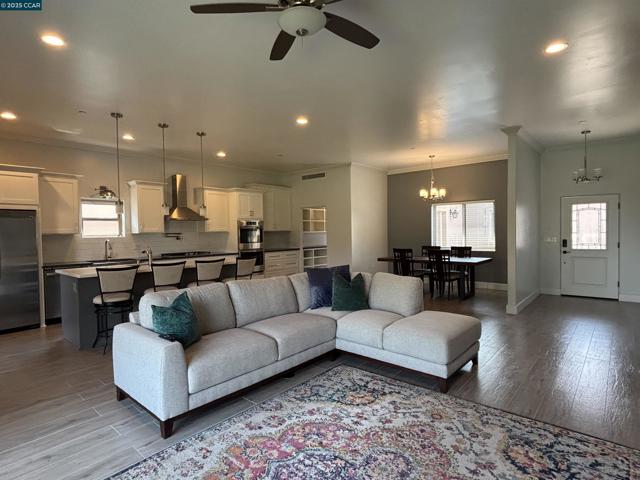 121 Blue Oak Ct, Copperopolis CA: https://media.crmls.org/mediaz/6c99bc2a-b09d-49b8-9cc7-ab3d42961653.jpg