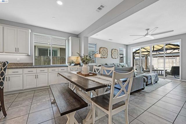 1589 Friendly St, Manteca CA: https://media.crmls.org/mediaz/6c9a14b2-7952-4150-a57e-deaba46b7d20.jpg