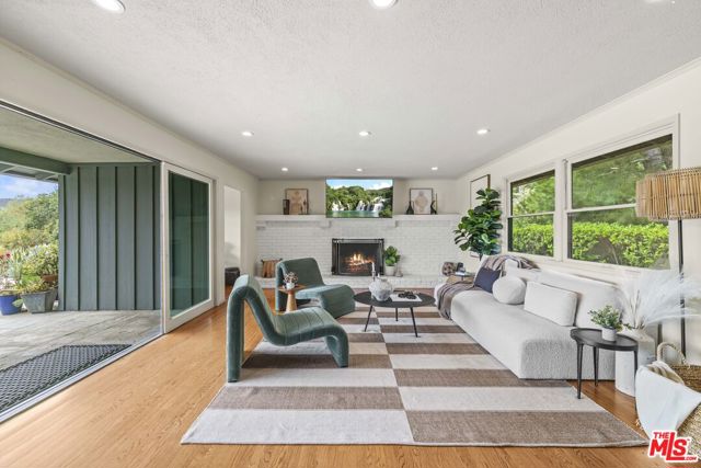 4650 Canoga Avenue, Woodland Hills CA: https://media.crmls.org/mediaz/6c9a779c-2a50-4e5c-ac31-0a847ff62b57.jpg
