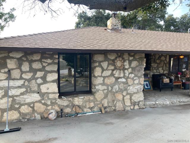 1639 Jewel Valley Rd, Boulevard CA: https://media.crmls.org/mediaz/6c9c72ac-4919-4a43-a193-bf12df52e628.jpg