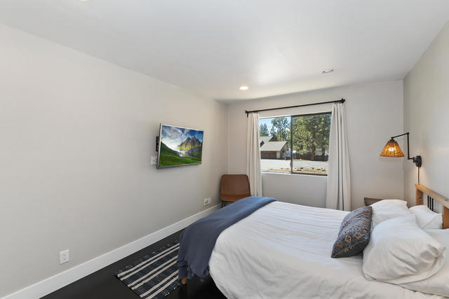 271 Bluebird Court, Big Bear CA: https://media.crmls.org/mediaz/6c9e2bcc-35b8-4da0-a68f-5732074f333f.jpg