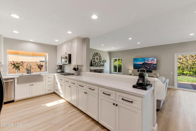 12147 Alder Grove Street, Moorpark CA: https://media.crmls.org/mediaz/6c9f593d-037a-4b35-8b0f-09142bb83438.jpg