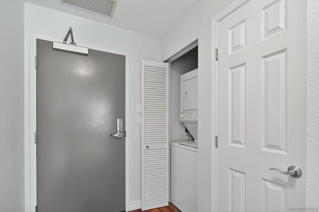 1240 India St, San Diego CA: https://media.crmls.org/mediaz/6c9f5fb5-5024-44f1-94ce-97e39e6d491f.jpg