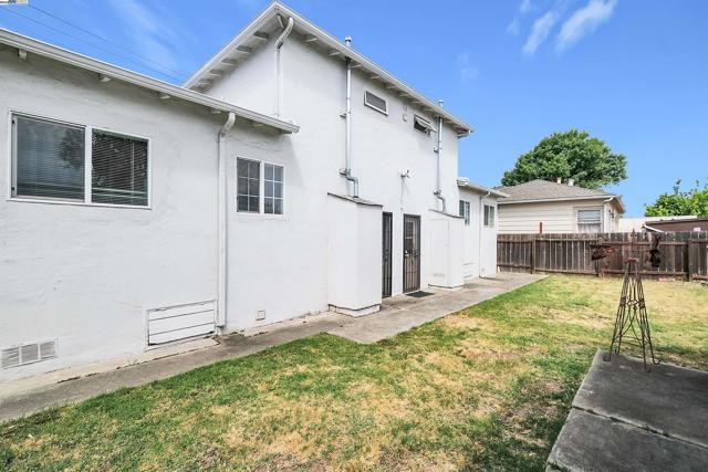 378 Park St, San Leandro CA: https://media.crmls.org/mediaz/6ca19d46-33cd-4d92-9c13-eed71191f7f8.jpg
