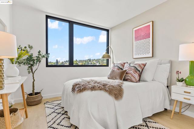 4031 Park Blvd, Oakland CA: https://media.crmls.org/mediaz/6ca2086c-aff3-46eb-bd41-ea9ead04fb16.jpg