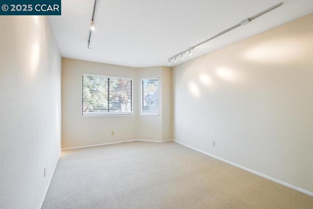 231 Sunspring Ct, Pleasant Hill CA: https://media.crmls.org/mediaz/6ca2a901-d5f0-40cf-9190-85e69dd9b96c.jpg