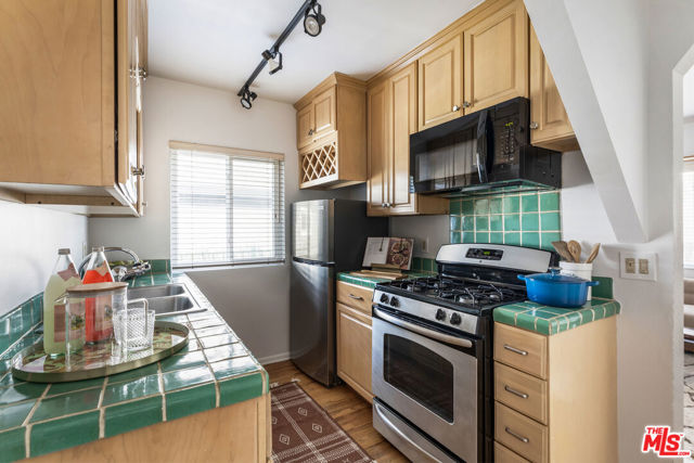 122 Thornton Place, Venice CA: https://media.crmls.org/mediaz/6ca31105-8e2f-47cb-b71c-0dad3f530c80.jpg