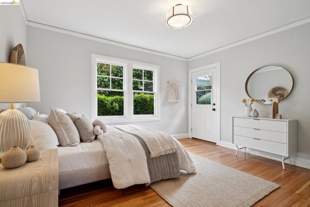 Image 30 of 46 For 741 Grosvenor Pl