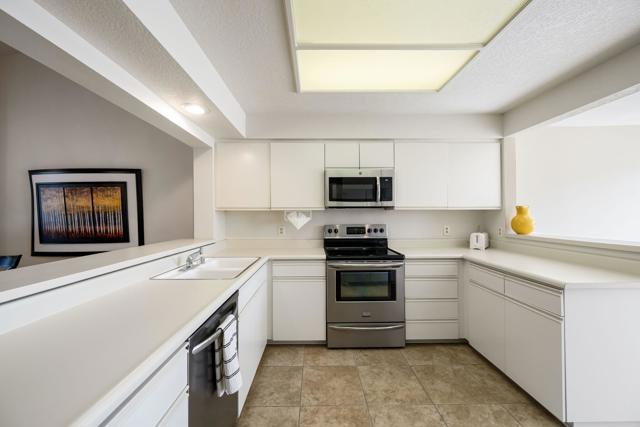 357 Desert Falls E Drive, Palm Desert CA: https://media.crmls.org/mediaz/6ca39490-3f11-4c28-ab10-3ddb3fc86603.jpg