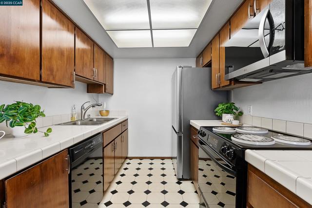 1383 Hull Ln, Martinez CA: https://media.crmls.org/mediaz/6ca3b03d-842c-4374-afbc-35d16a2d8183.jpg