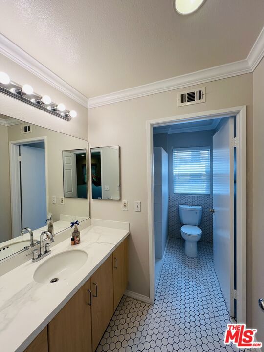 1414 N Kemmett Court, Los Angeles CA: https://media.crmls.org/mediaz/6ca3d231-b113-4cc0-9d46-c841d9de5705.jpg