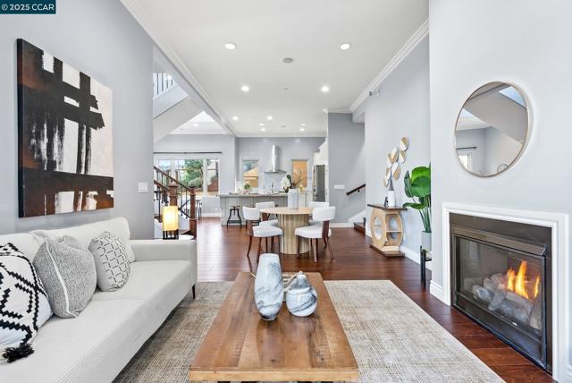 102 Barbara Rd, Orinda CA: https://media.crmls.org/mediaz/6ca3da82-30df-4f9f-a131-5e5da5c9ce5f.jpg