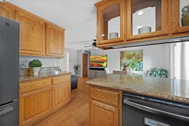394 Encino, Livermore CA: https://media.crmls.org/mediaz/6ca53b42-8ce5-4253-b26c-760626aab83d.jpg
