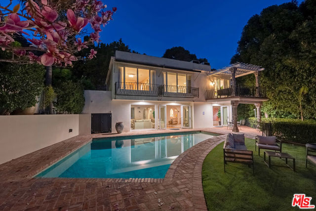 8828 Thrasher Avenue, Los Angeles CA: https://media.crmls.org/mediaz/6ca5a2bd-404a-48c3-9793-e89a083cd968.jpg