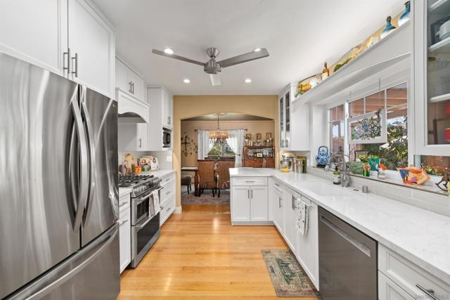 625 4th Street, Coronado CA: https://media.crmls.org/mediaz/6ca5ae06-6719-46b6-bb55-a0e57754b653.jpg