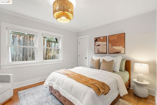 1006 Glendora Ave, Oakland CA: https://media.crmls.org/mediaz/6ca5cb3d-53db-46b4-918b-b561b9f0293c.jpg