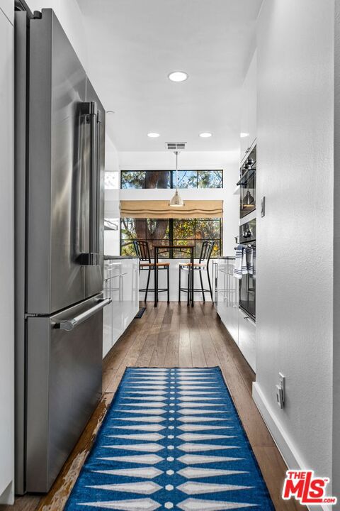 200 N Swall Drive, Beverly Hills CA: https://media.crmls.org/mediaz/6ca5f1c7-22ad-45d8-a1b8-6599e74b5b1e.jpg