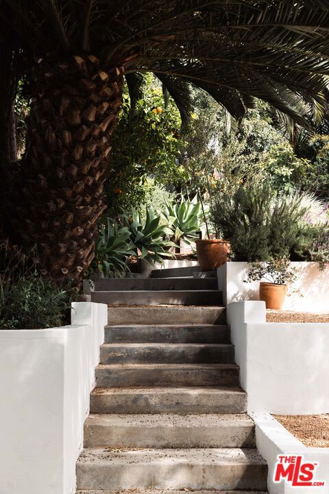 864 Sanborn Avenue, Los Angeles CA: https://media.crmls.org/mediaz/6ca69727-e6d4-48ef-97a7-d70118bd61fc.jpg