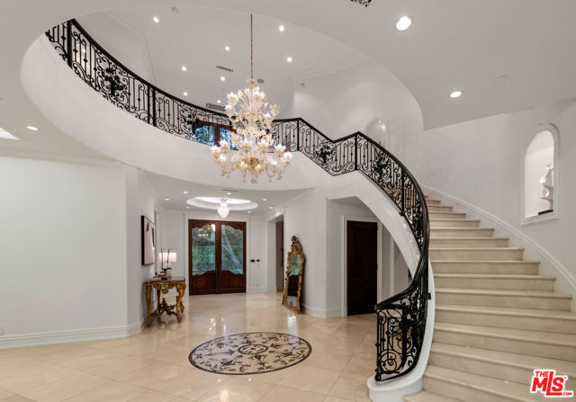 1021 N Crescent Drive, Beverly Hills CA: https://media.crmls.org/mediaz/6ca70acb-13e5-477b-b2b4-e4c0ab71551d.jpg