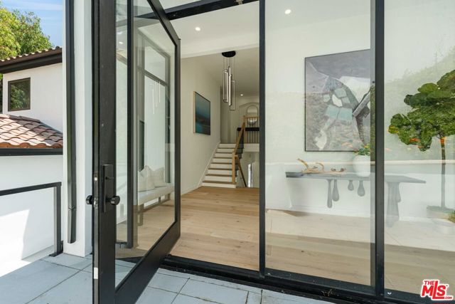 1648 Summitridge, Beverly Hills CA: https://media.crmls.org/mediaz/6ca7994d-7a85-4eb9-8f29-d99df9b2baea.jpg