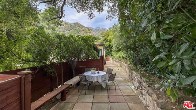 752 Country Club Drive, Burbank CA: https://media.crmls.org/mediaz/6ca83a1e-e3b2-476a-8bdc-4ecc14dff24d.jpg