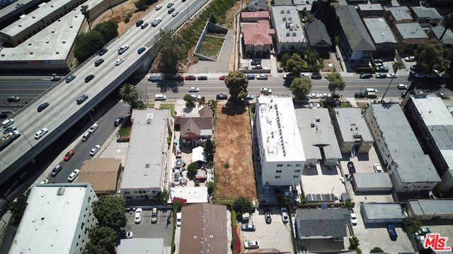 553 N Heliotrope Drive, Los Angeles CA: https://media.crmls.org/mediaz/6ca85715-a343-4242-b4ab-4a26288b2ae9.jpg