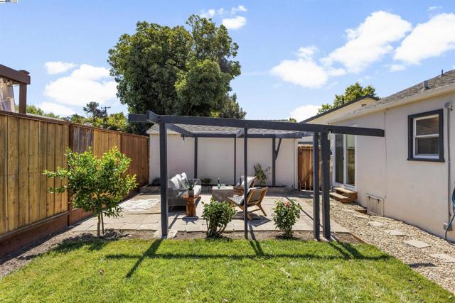 10906 Reposo Dr, Oakland CA: https://media.crmls.org/mediaz/6ca90f6a-d154-49c9-95df-78e1dce30f7e.jpg