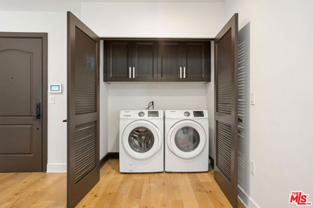 10523 Ashton Avenue, Los Angeles CA: https://media.crmls.org/mediaz/6ca96f12-a429-436c-8c6c-be8391644689.jpg