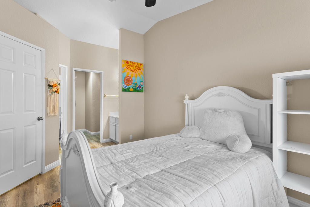 https://media.crmls.org/mediaz/6ca9a609-32dd-4d5d-bcd7-476f4147e845.jpg?preset=X-Large