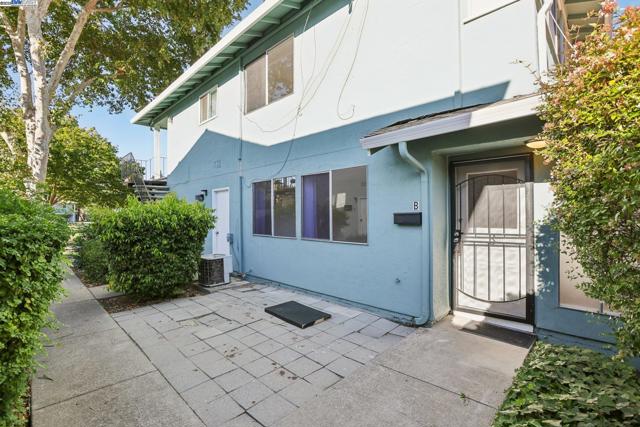 1042 Mohr Ln, Concord CA: https://media.crmls.org/mediaz/6ca9d874-cec1-498f-9d1e-f11d6b9bf119.jpg