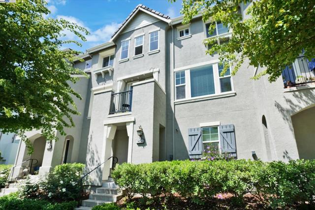 140 Selby Ln, Livermore CA: https://media.crmls.org/mediaz/6caa1954-bfad-4cfc-9ec0-e6cb0564705c.jpg